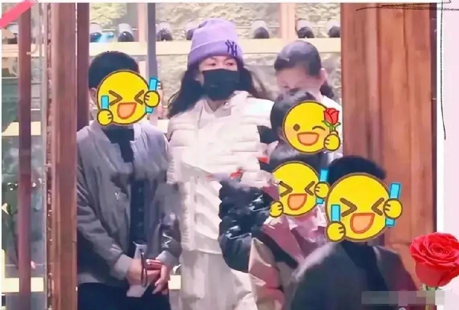 家人们快看！章子怡最新动态太吸睛啦！近日，她带着俩宝贝孩子外出聚餐会友，画面温馨