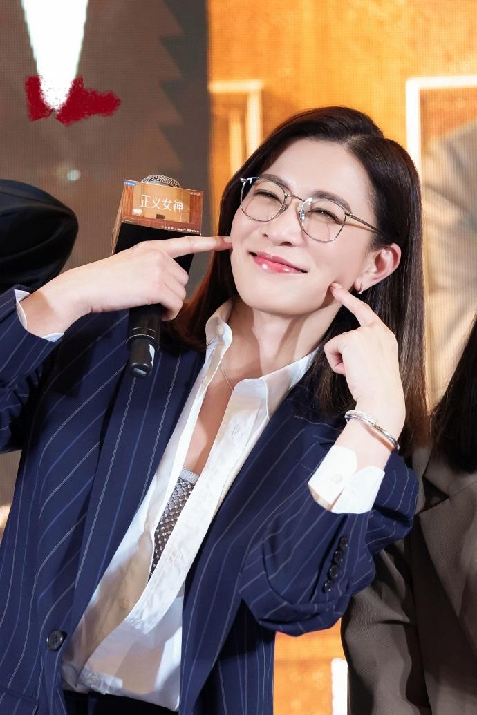 最近佘诗曼在宣传新剧的时候搭配的非常的潇洒，看上去也很有气势，而且显得格外年轻。