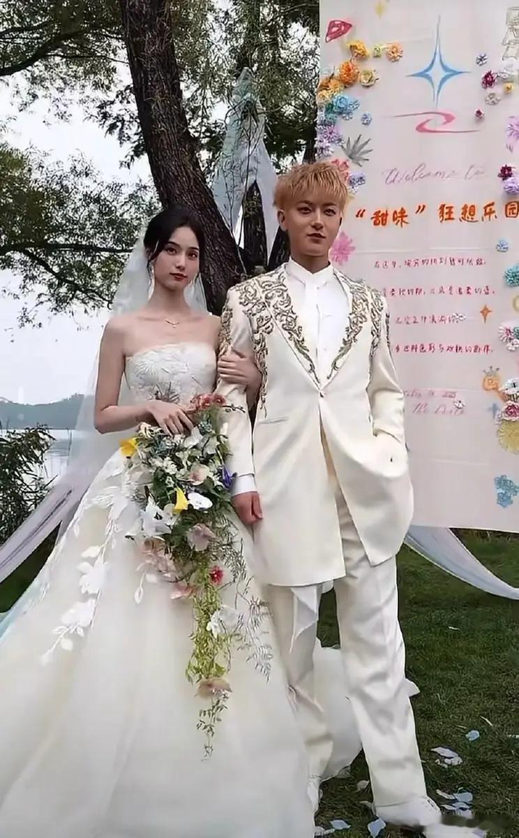 黄子韬直播婚礼现场徐艺洋穿白色婚纱超美10月16日，黄子韬徐艺洋举行婚礼。当天