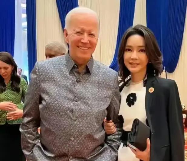 五十年前，慷慨的驻韩美军肩负起了养育韩国妙龄少女的重任。五十年后过去了，依然有