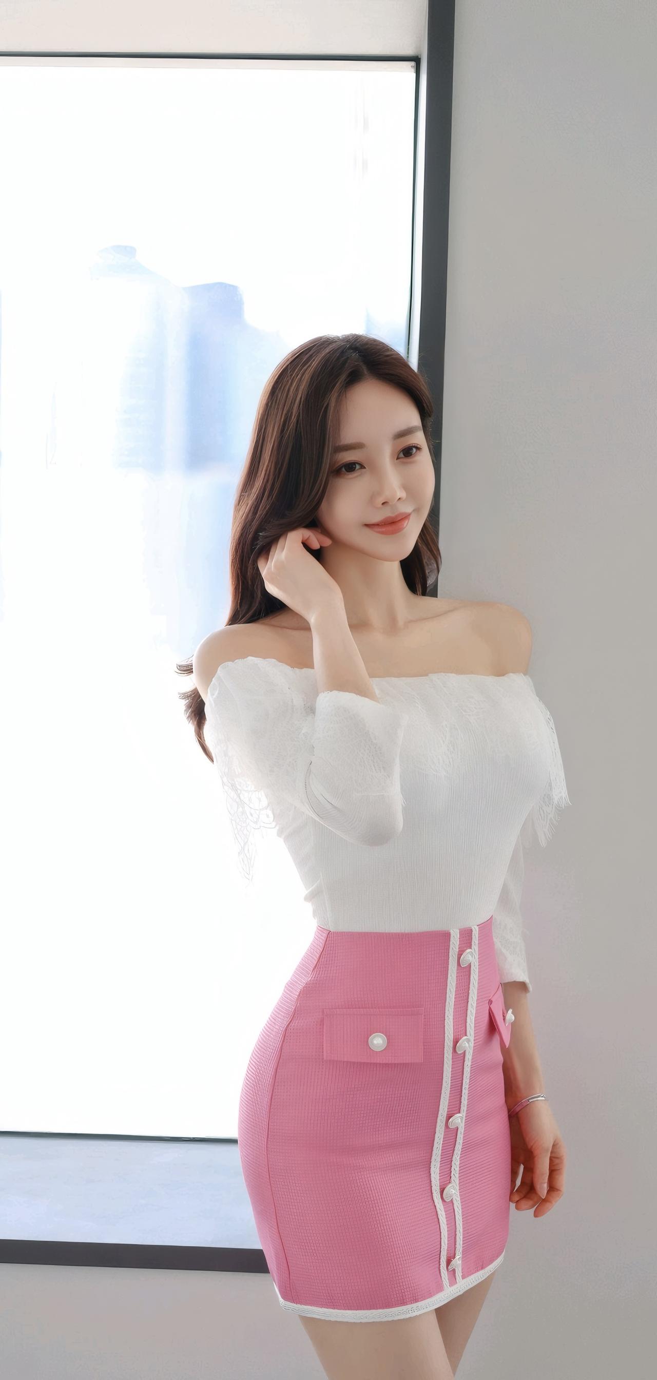 甜美少女风穿搭，粉色短裙搭配白色露肩上衣，清新又可爱！💕👗👗