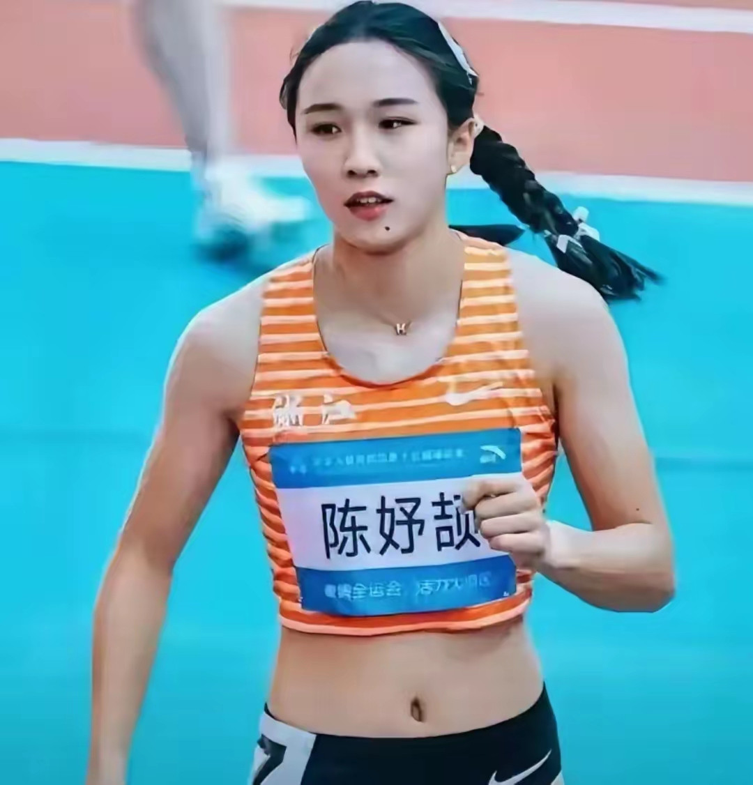 我有预感陈妤颉将成为继吴艳妮以来最狂的女运动员吴艳妮最开始惹争议是因为她的赛前动作指天，晃肩，点眉心
