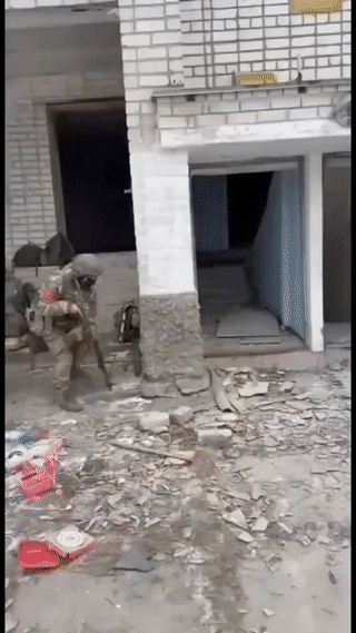 俄乌战场上的双方士兵都是怎么打巷战的？士兵靠近建筑物以后，不管里面究竟有没有人