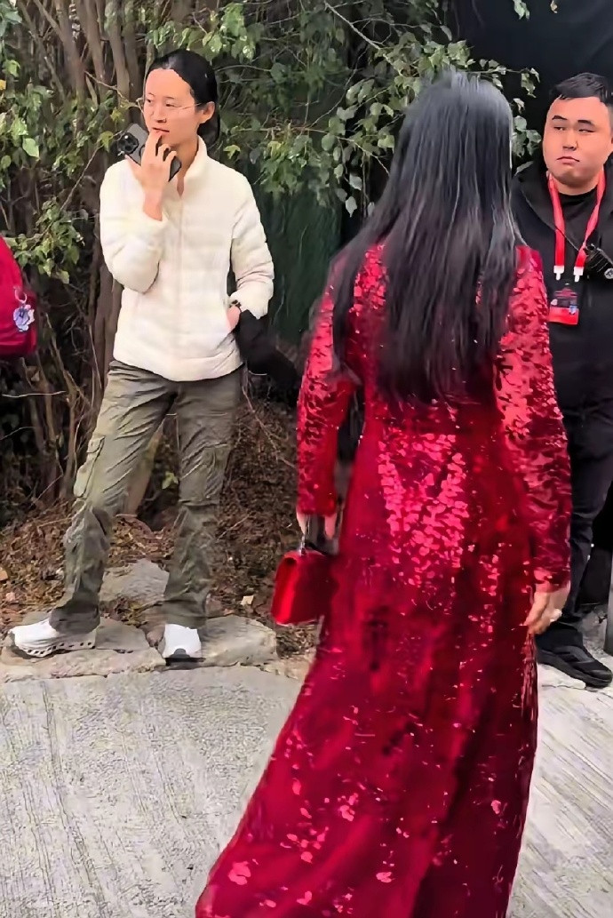 李湘带王诗龄到香港看张艺兴演唱会，母女俩打扮的超级隆重！​​​