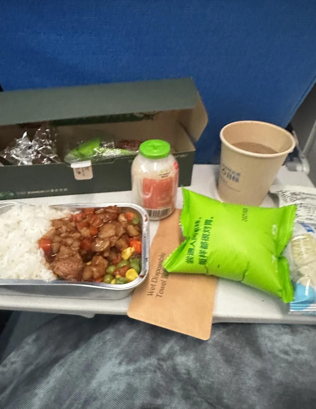 刚夸完厦门机场！又被厦航暖到😭一上飞机就开始睡觉睡得迷迷糊糊醒的有点饿