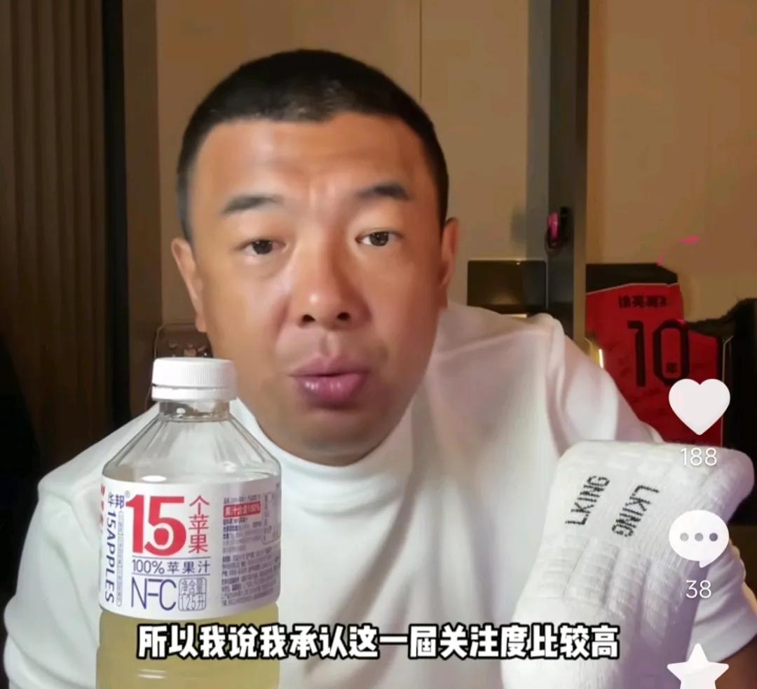 前国脚徐亮在直播间给球迷泼了一盆冷水。他表示，因为足球小将的原因，大家都对这支