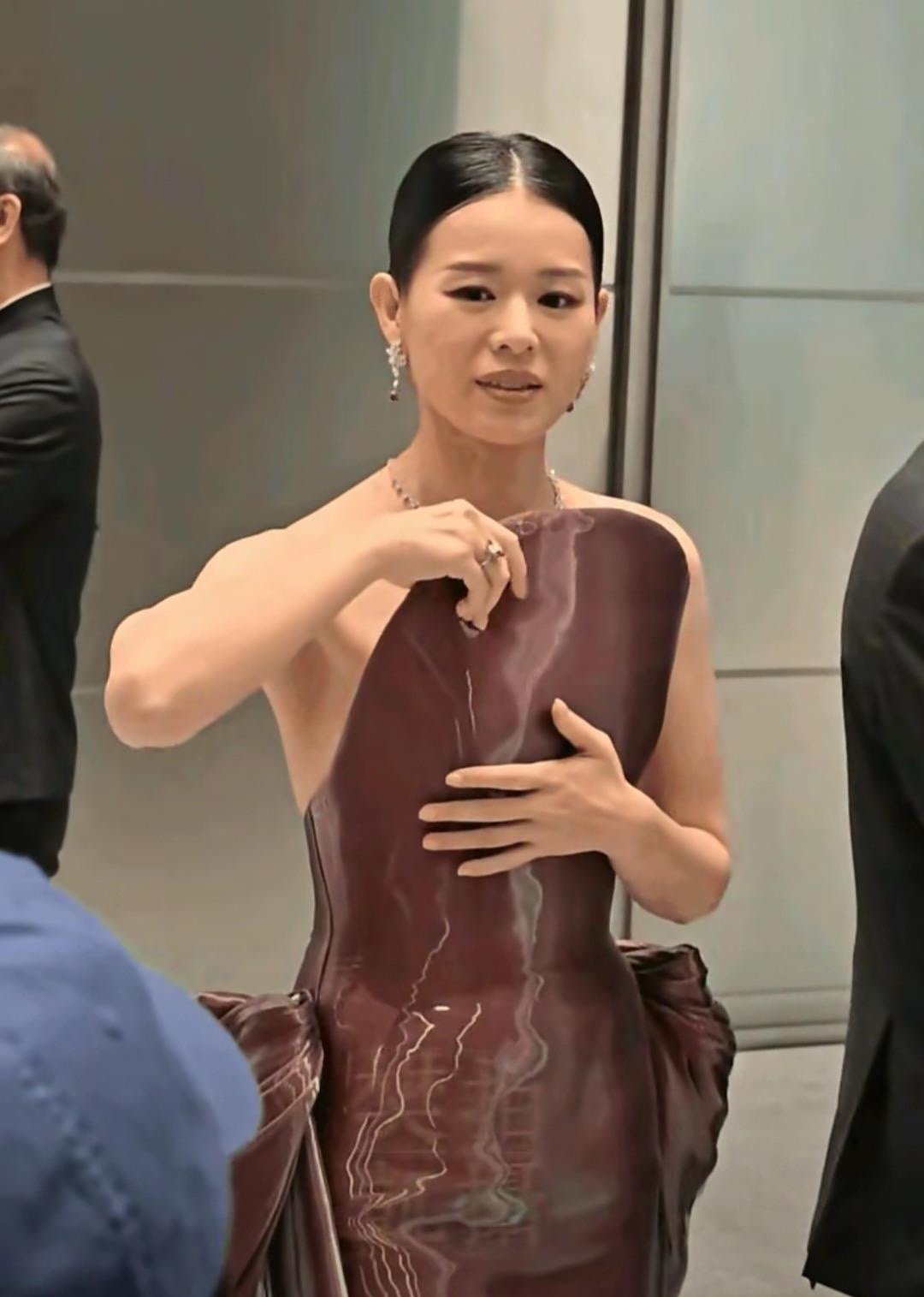 自己穿的尴尬，别人看着也尴尬，为什么还要穿？难道明星参加活动自己穿什么衣服都没有