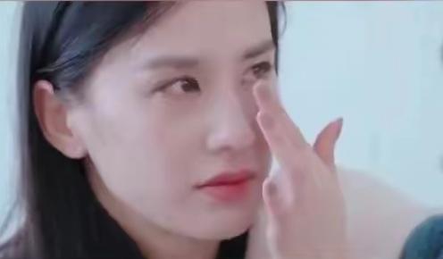 以前一直觉得这个女人很幸福，不竟嫁入豪门，更重要的是嫁给了爱情，还生了儿子。而且