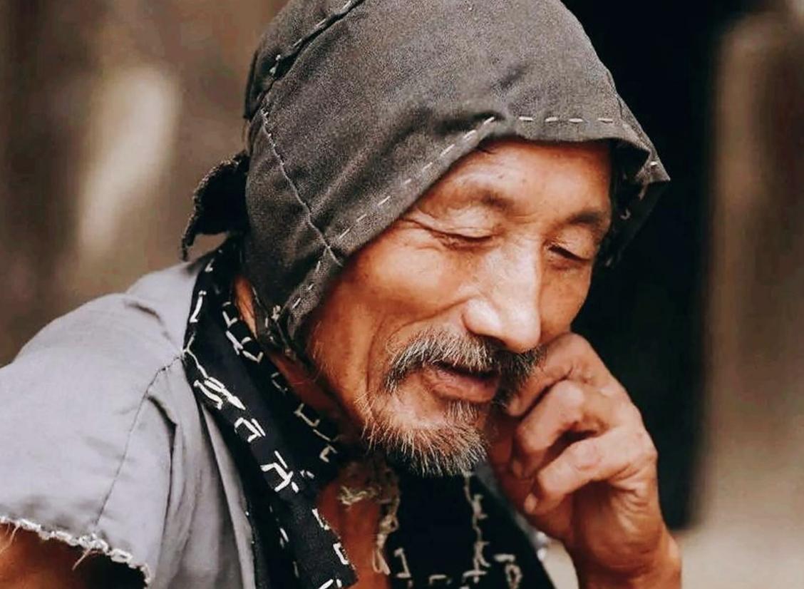 上海，一位乞丐背着装有100万现金的包裹走进银行存钱。银行行长亲自在VIP室接待