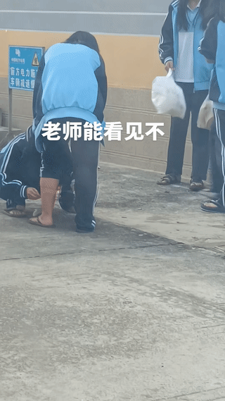 两个女孩竟然将一盒香烟用胶带缠在小腿上？看起来像是准备带到学校里？现在学生抽