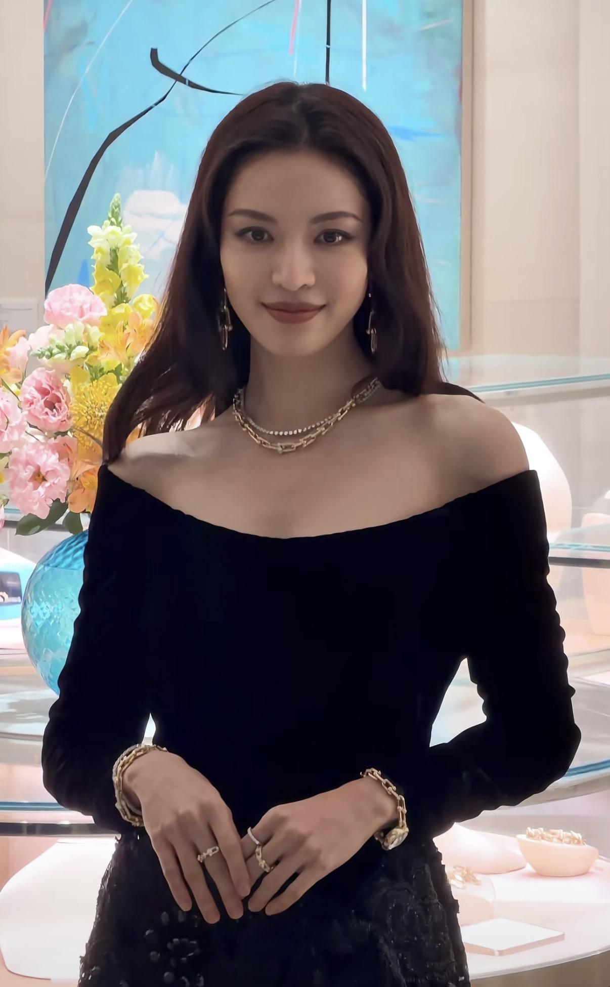 钟楚曦广州线下活动，为什么感觉她有一种港风美女的气质，好大气明媚的长相，谈不上五