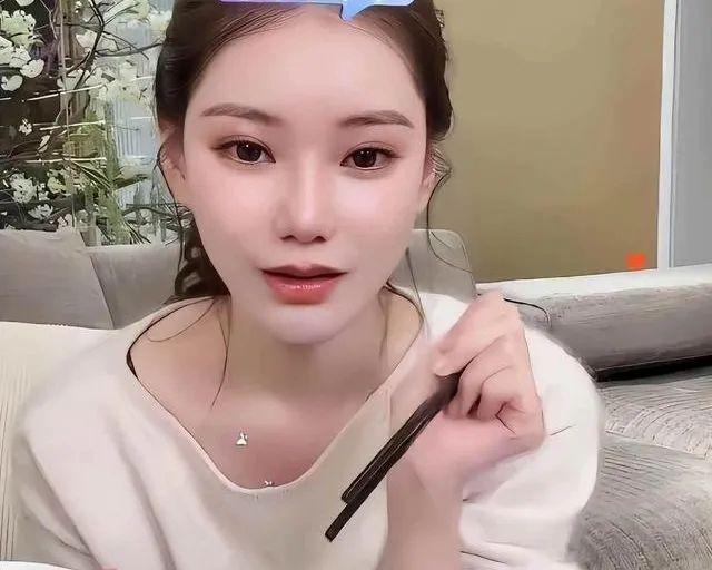 马筱梅回京后终于展露笑颜，状态彻底回暖，足以看出房子对她而言至关重要，没搬进豪宅