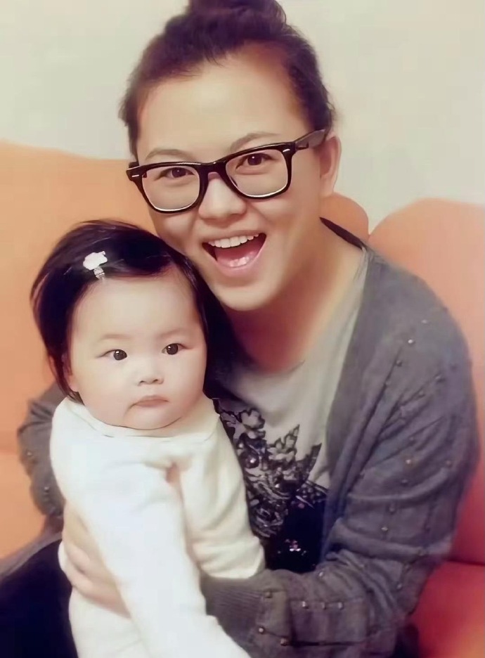 这是王诗龄小时候照片，她怎么也想不到爸妈那么年轻时竟然不要二胎