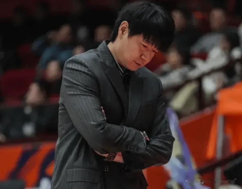 邱彪苦中作乐！山东男篮遗憾输给辽宁男篮，邱彪指导在赛后采访时不仅没有生气，反而