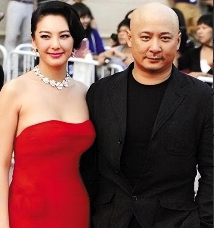 2011年，王全安全然不顾女友余男怀孕，私下约张雨绮吃饭，两人喝的有点多，为了张