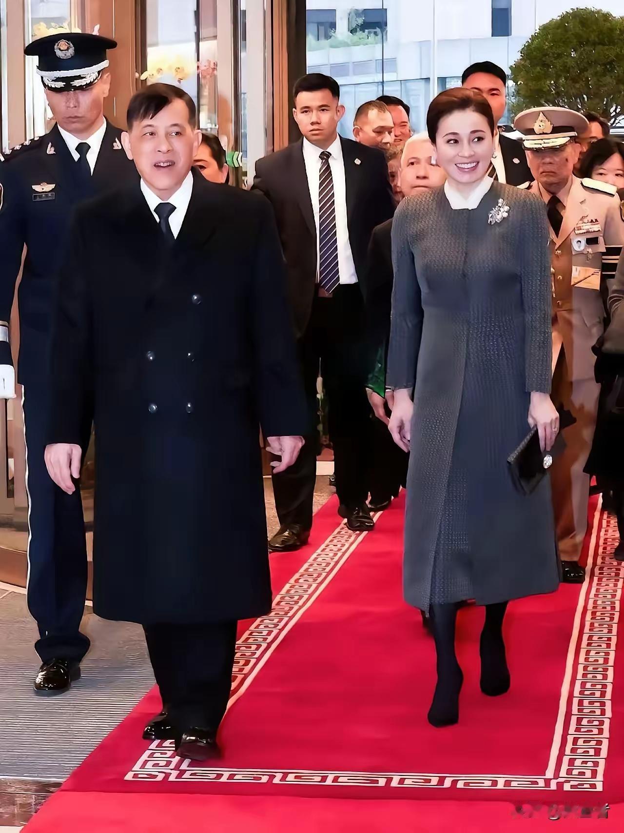 人不可貌相这话真是一点没错。看看泰国73岁的国王，和47岁的王后一同访问中国时，