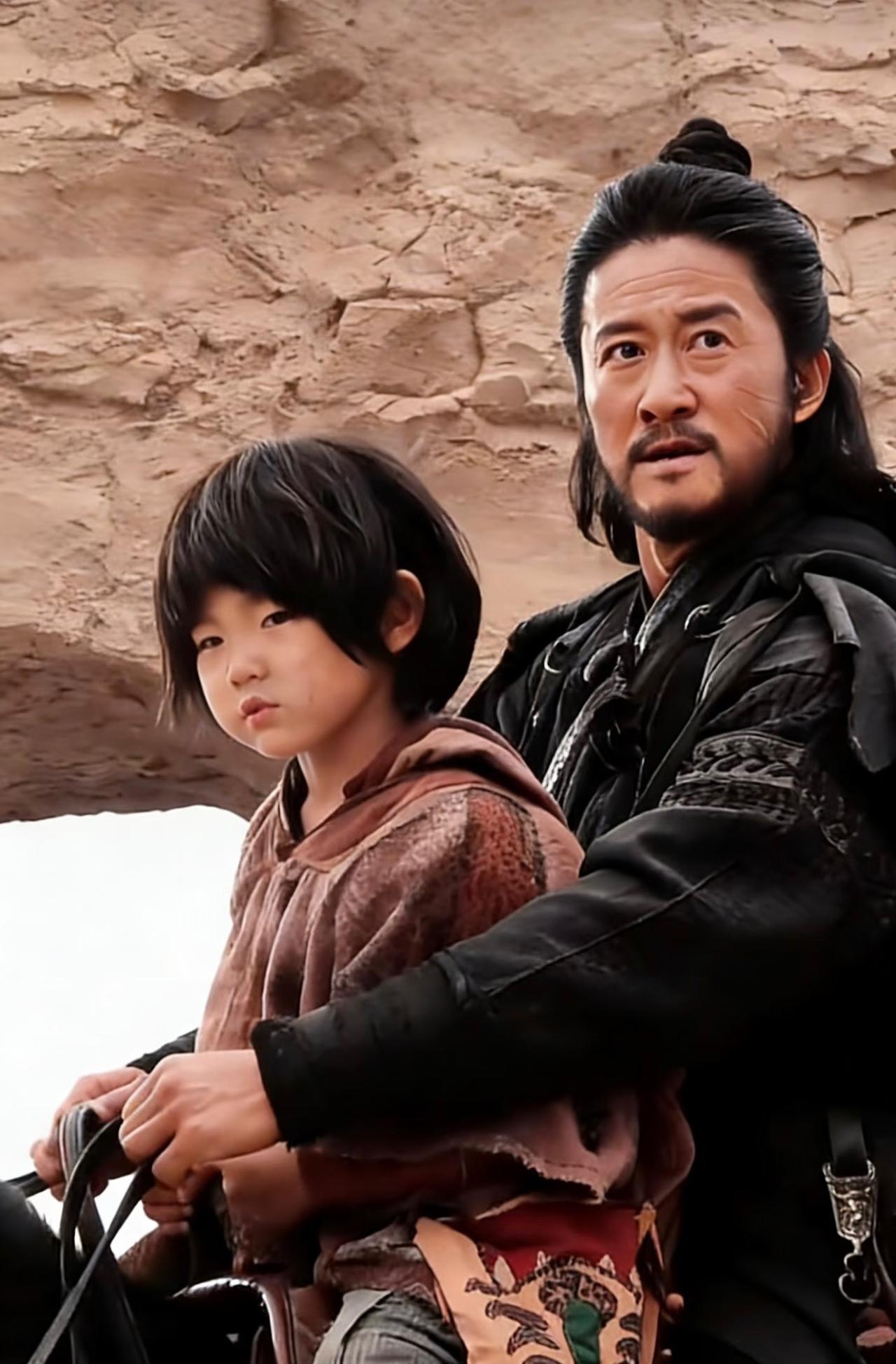 还在抱怨电影圈“流量为王”？吴京这次狠狠打脸了所有人。新片《镖人》，阿育娅这