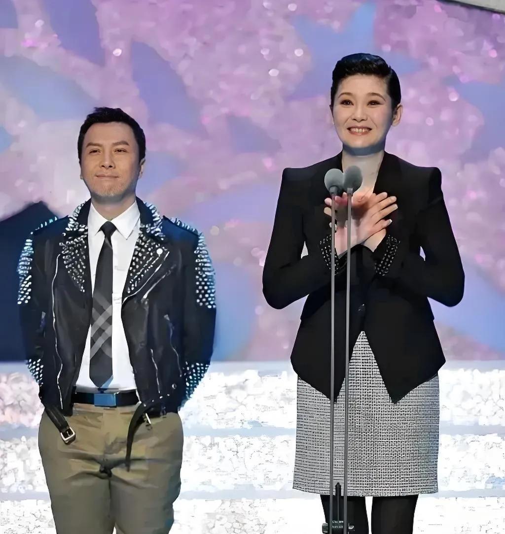 甄子丹徐帆同框，身高差也太违和了！印象里甄子丹不算矮，可照片里徐帆居然比他高