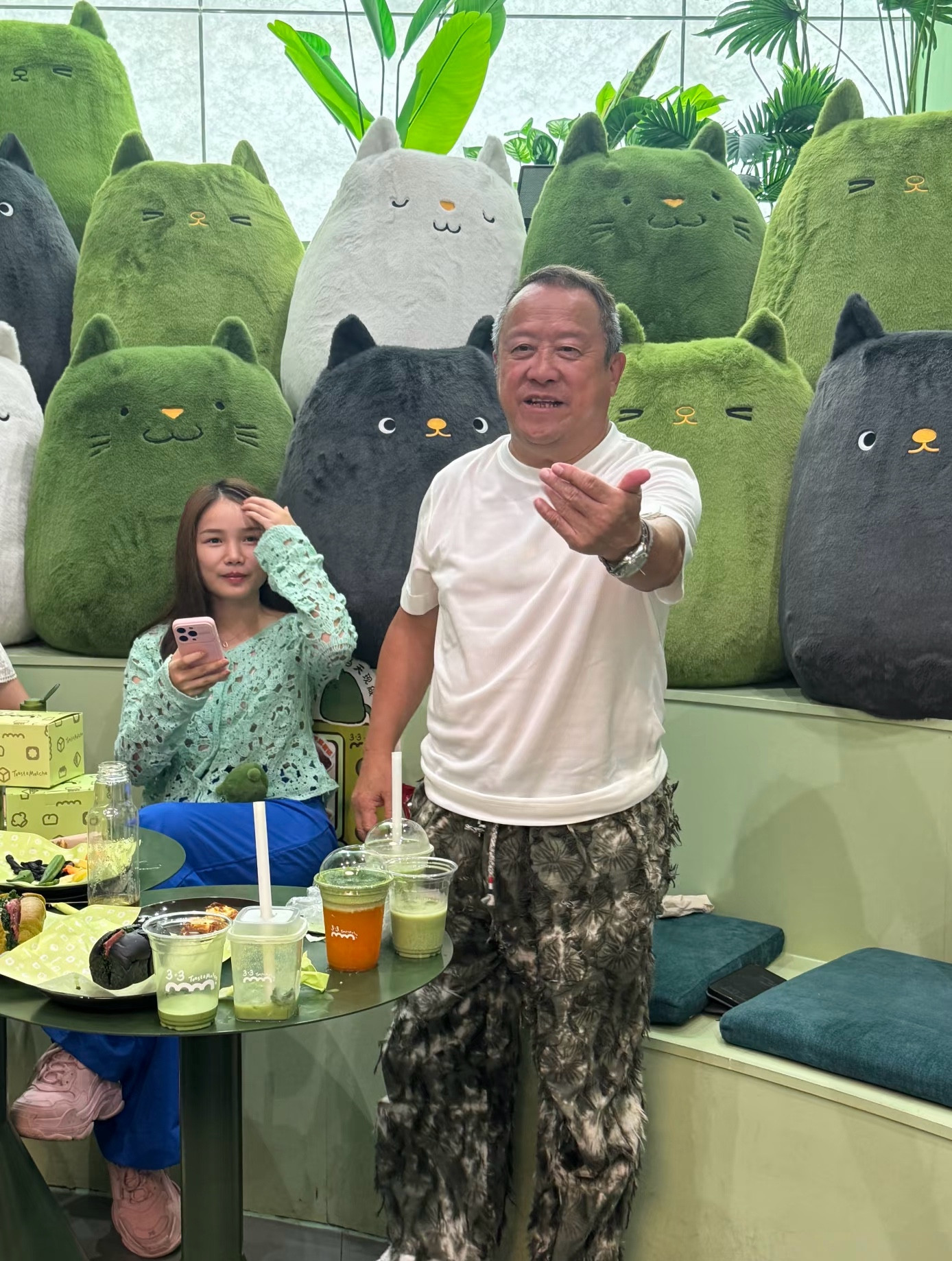 73岁曾志伟在广东一间奶茶店被偶遇，他整体形象‌随性不羁、生活气息浓郁，他真人看起来又矮又胖，穿搭略