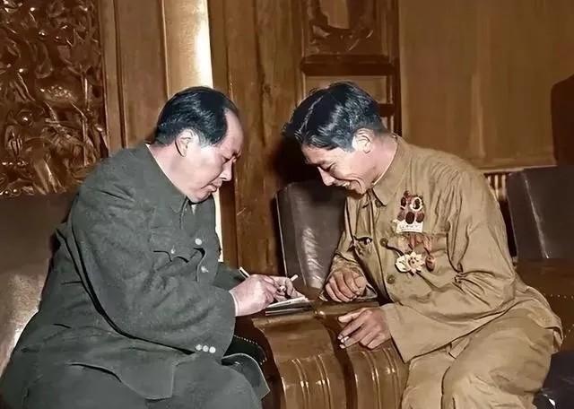 主席和英雄面对面，距离太近，主席怕燃烧的烟头把英雄烫了，把烟反过来夹在手上，主席