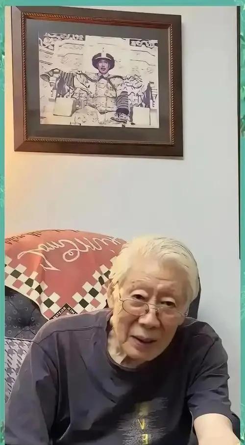 说起演员焦晃，最近有些朋友在聊他的晚年生活。大家看到的画面是这样的：90岁高