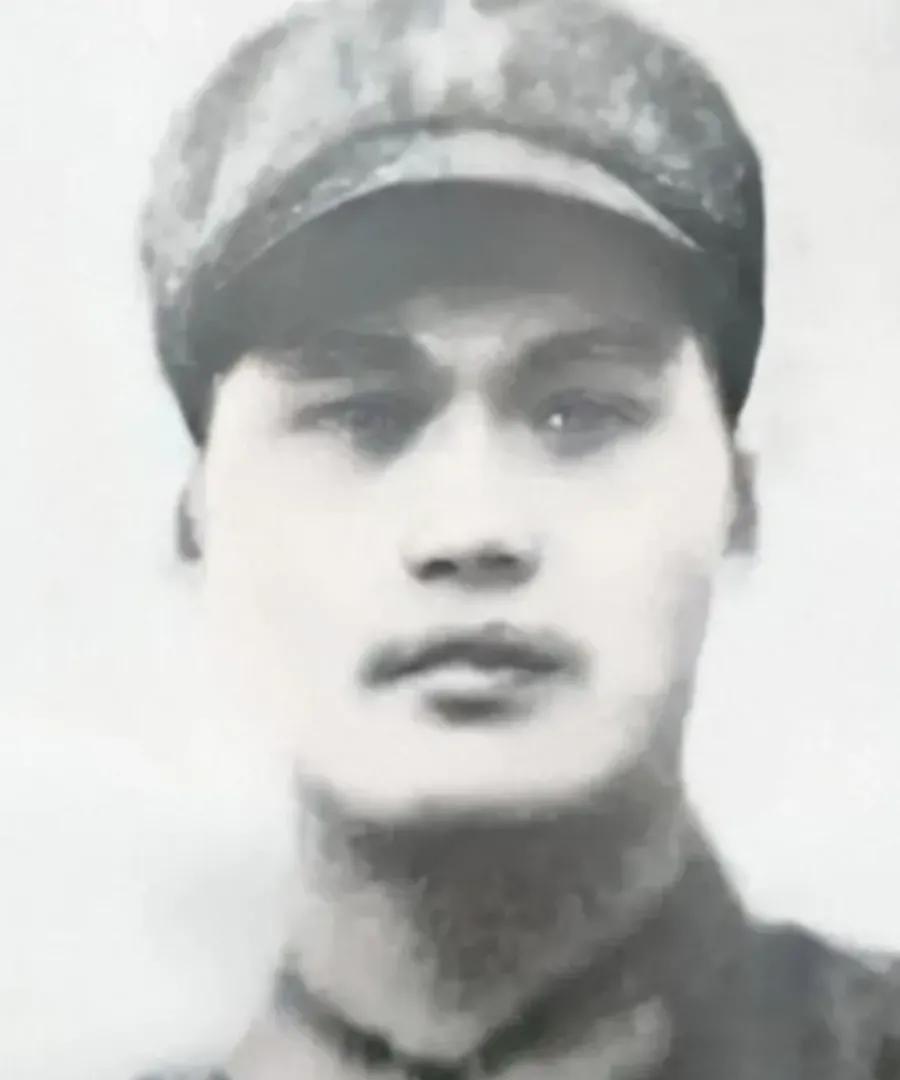 1979年，为了掩护战友突围，郑宏余和两名机枪手留下来阻击越军。激战中，两名战友