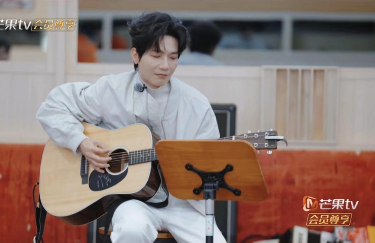 《快乐老友记》超前营业播出，一片岁月静好。陆虎开着他的战车给幼儿园送礼物，张远