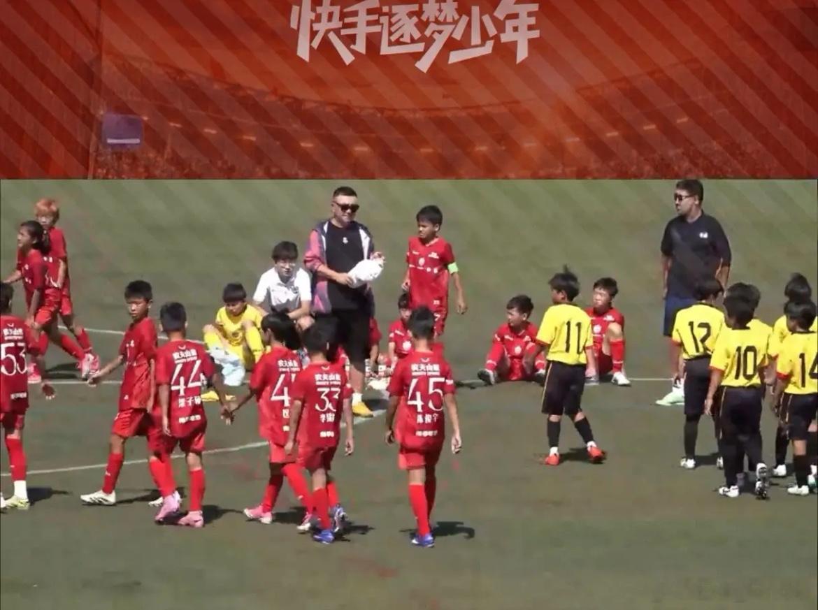 看小将踢球真是减压！今天上午10:15，中国足球小将对阵日本横滨FC，首战3:0