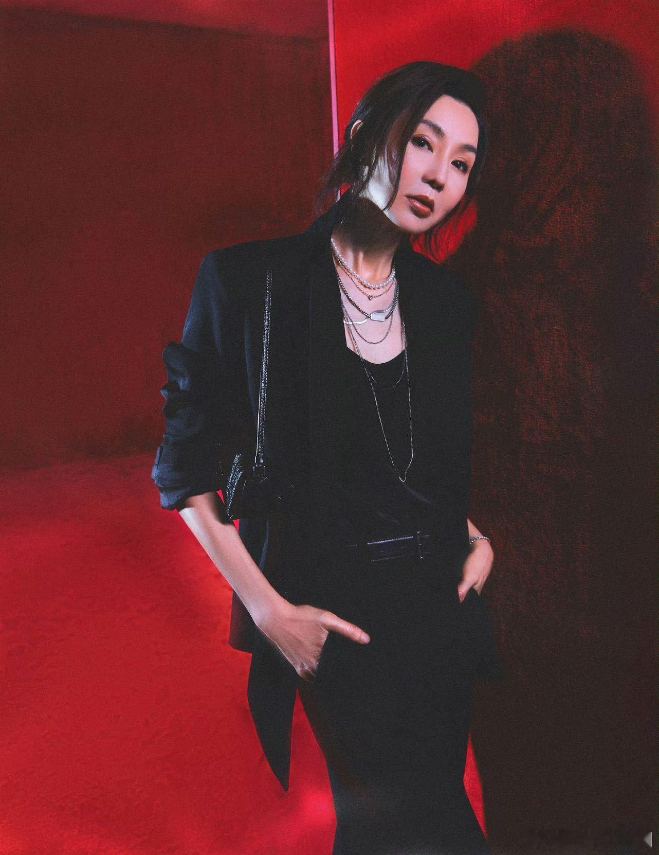 11年前的张曼玉打碟名场面十一年前张曼玉打碟名场面太绝了啊！一件简约背心，但是又