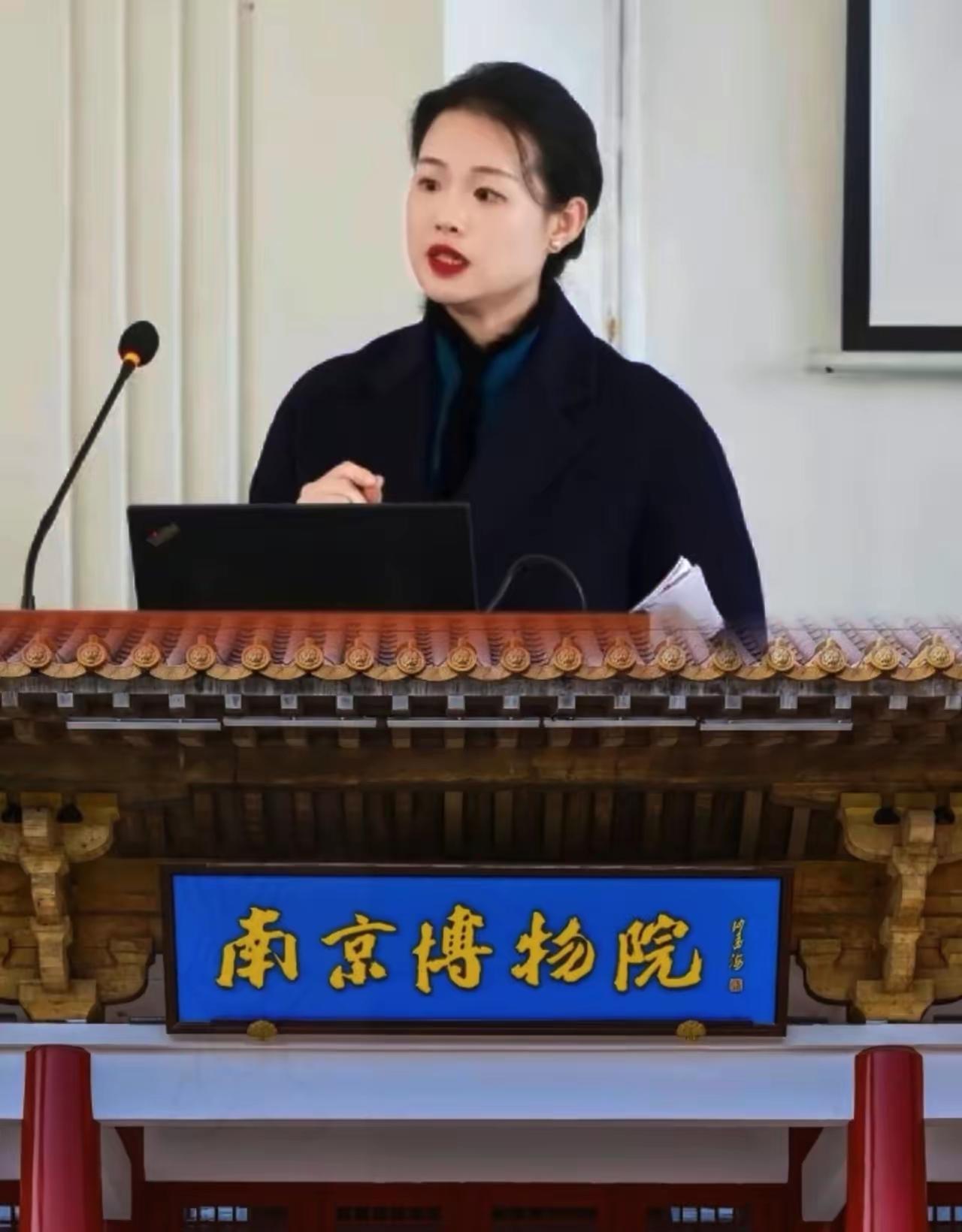 本以为徐莺没啥特别的一查底细，吓一跳！本硕生物学，和艺术不沾边，博士却空降国