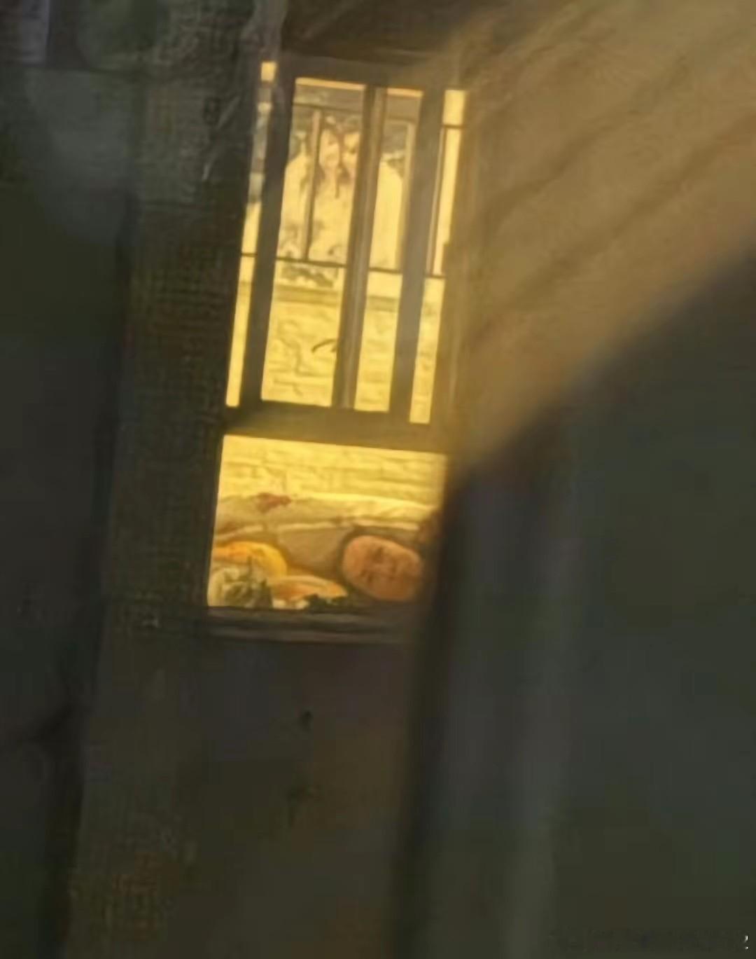 吓死人了！香港住户报警，称对面人家，有人躺着不动已经很久了！阿Sir上门查看，原
