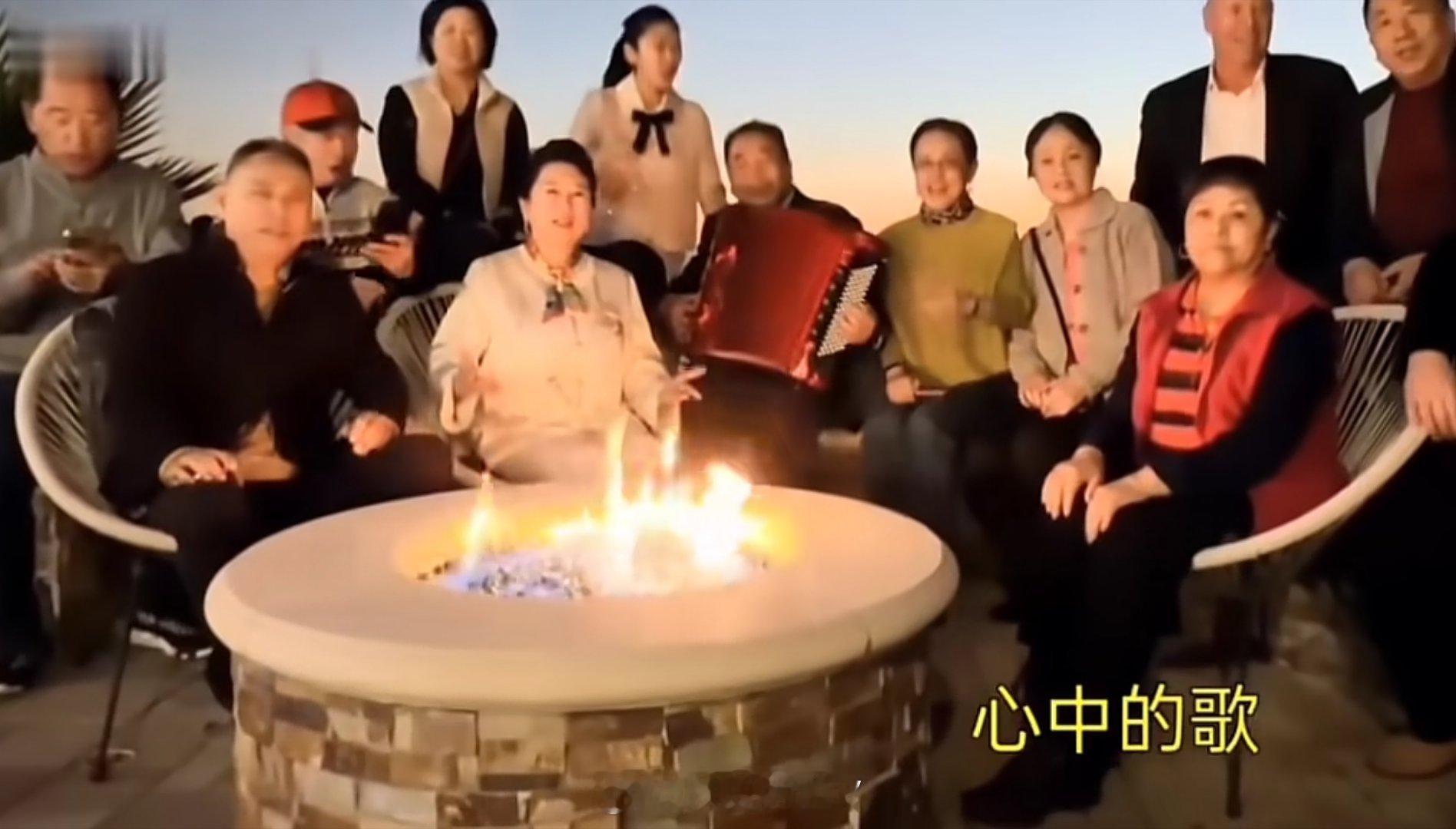 姜昆圣诞节姜昆女儿在美国，这不是啥大新闻，人94年就去美国留学了，姜昆妻子李静