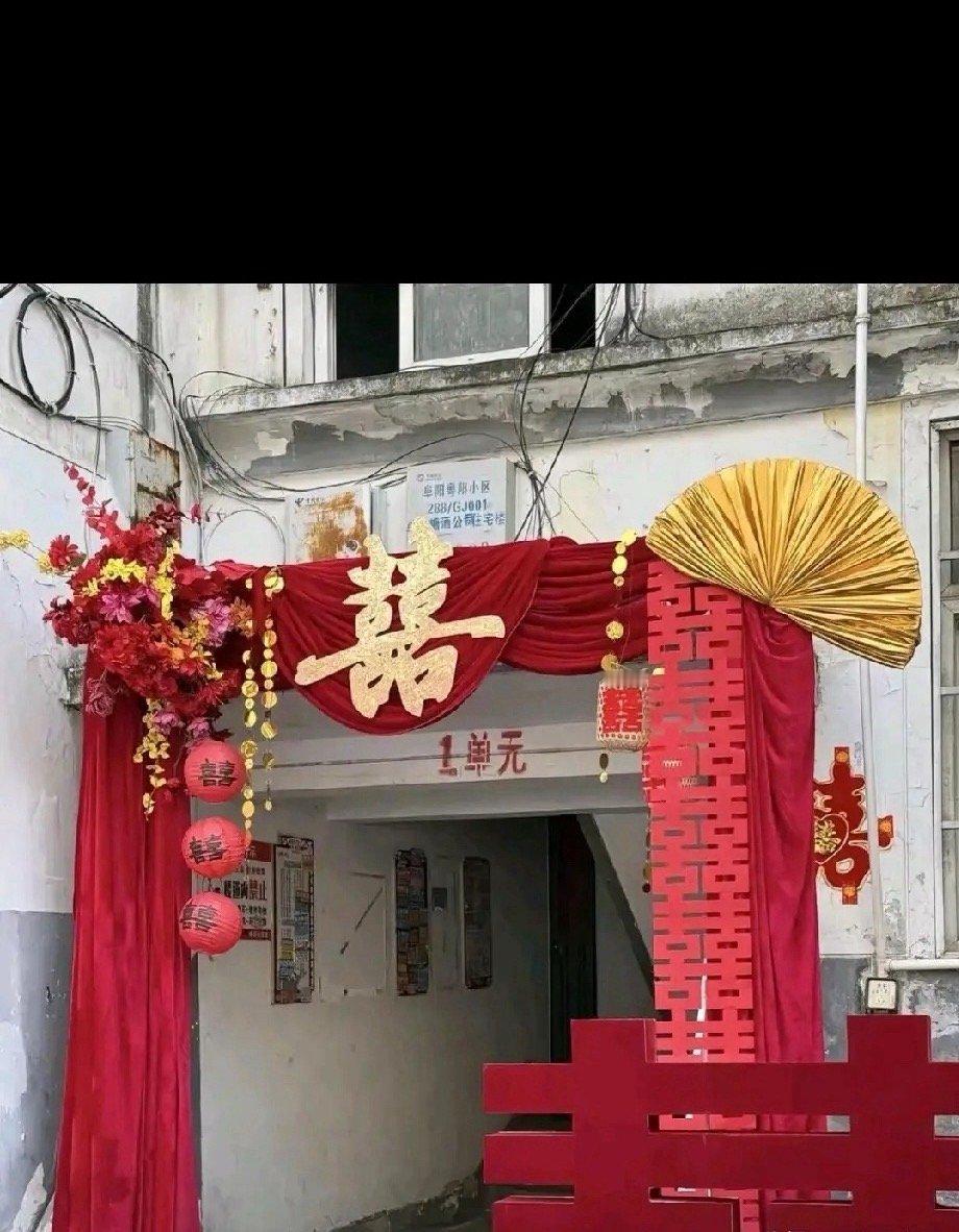 太让人寒心了！十八万彩礼都备齐了，婚礼当天女方妈当着满屋子人，要加到二十万，两万