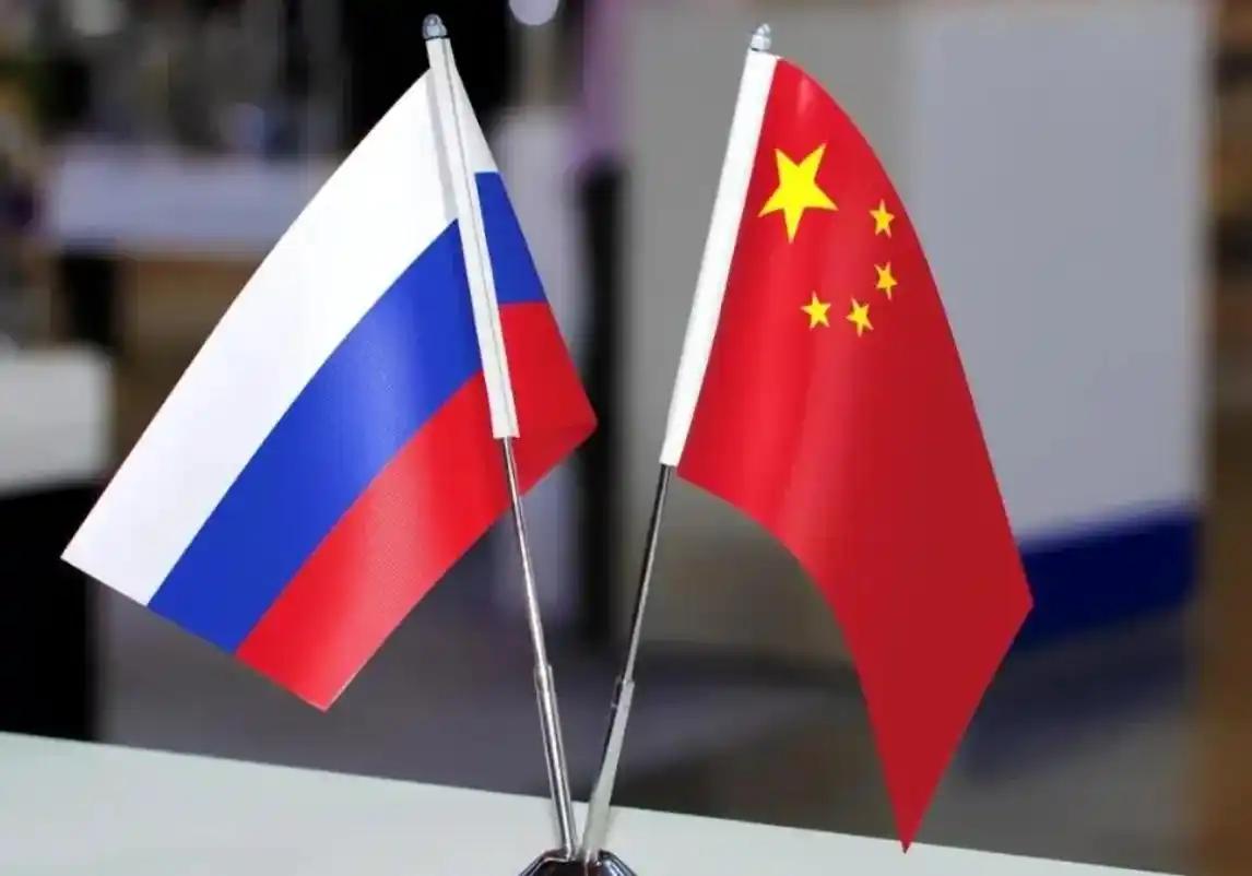 说实话，俄罗斯的“弱点”其实是中国。2022年俄乌战争爆发时，整个西方团结一致，