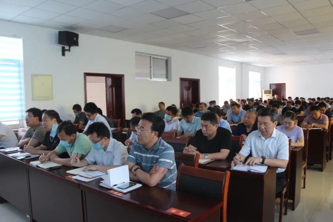 周一局长大会上贯彻上级文件，“一定要说服动员年轻干部到基层锻炼”，局长念做shu