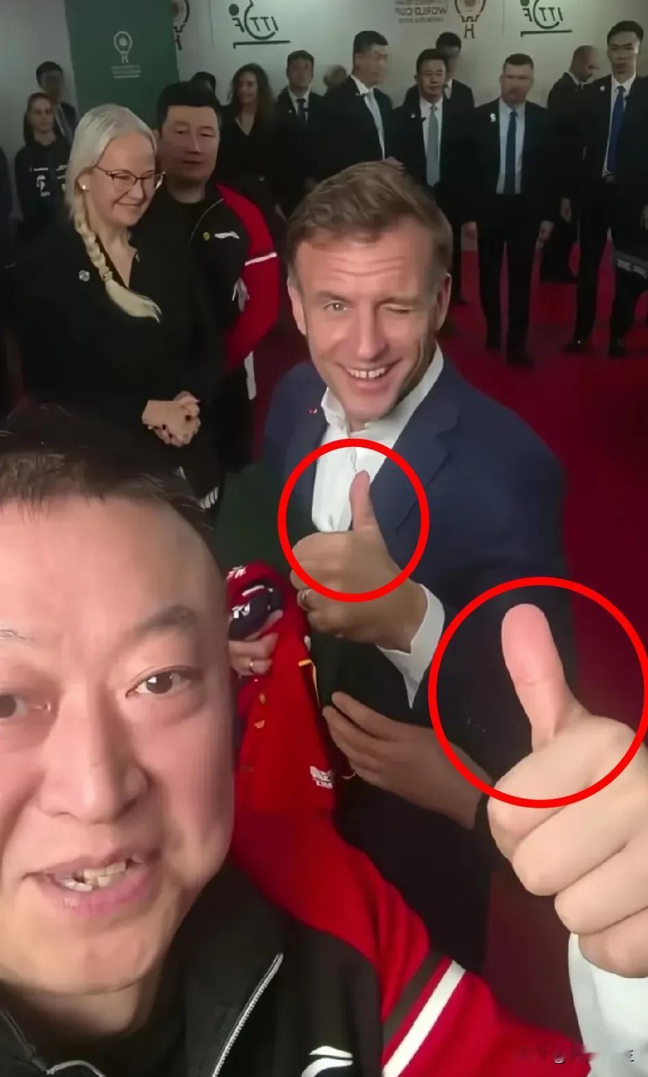 谁懂这张照片的含金量啊!马琳自拍，对着镜头竖起大拇指，后面是法国总统马克龙同