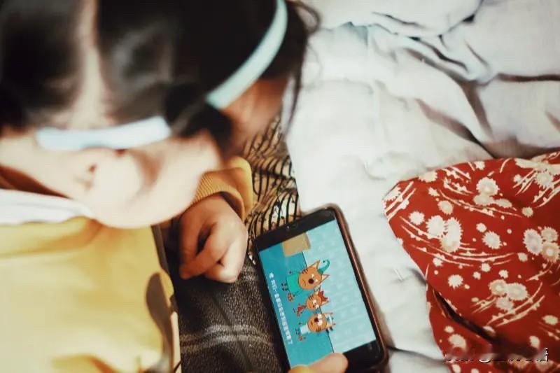 家长们，刷短视频真的会让孩子变笨！家人们谁没经历过？叫孩子写作业，他说“看