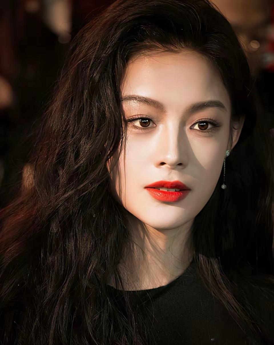 不查不知道一查才知道32岁的陈丽君根本不用靠演戏人家早已有了王炸据说，陈丽君面试