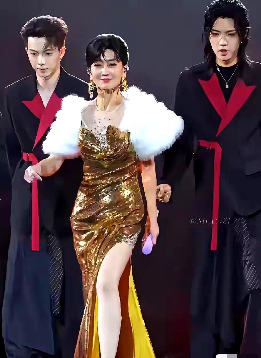 72岁的赵雅芝，直接把老年生活标准给卷上天了。去年12月在梅赛德斯奔驰文化中