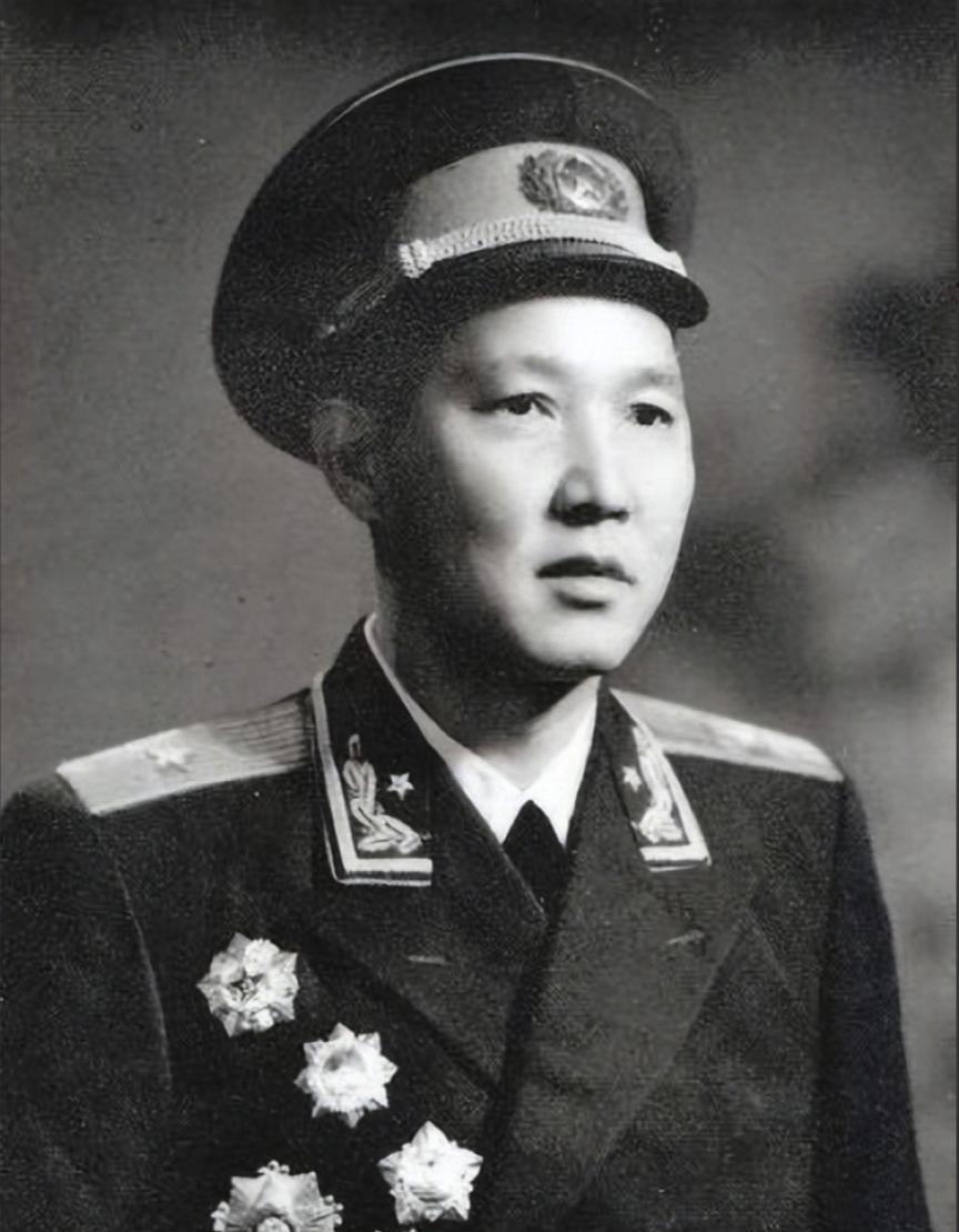 1960年，傅崇碧想回趟老家。四川通江的乡亲们听说这消息，天天在村口盼着。可临