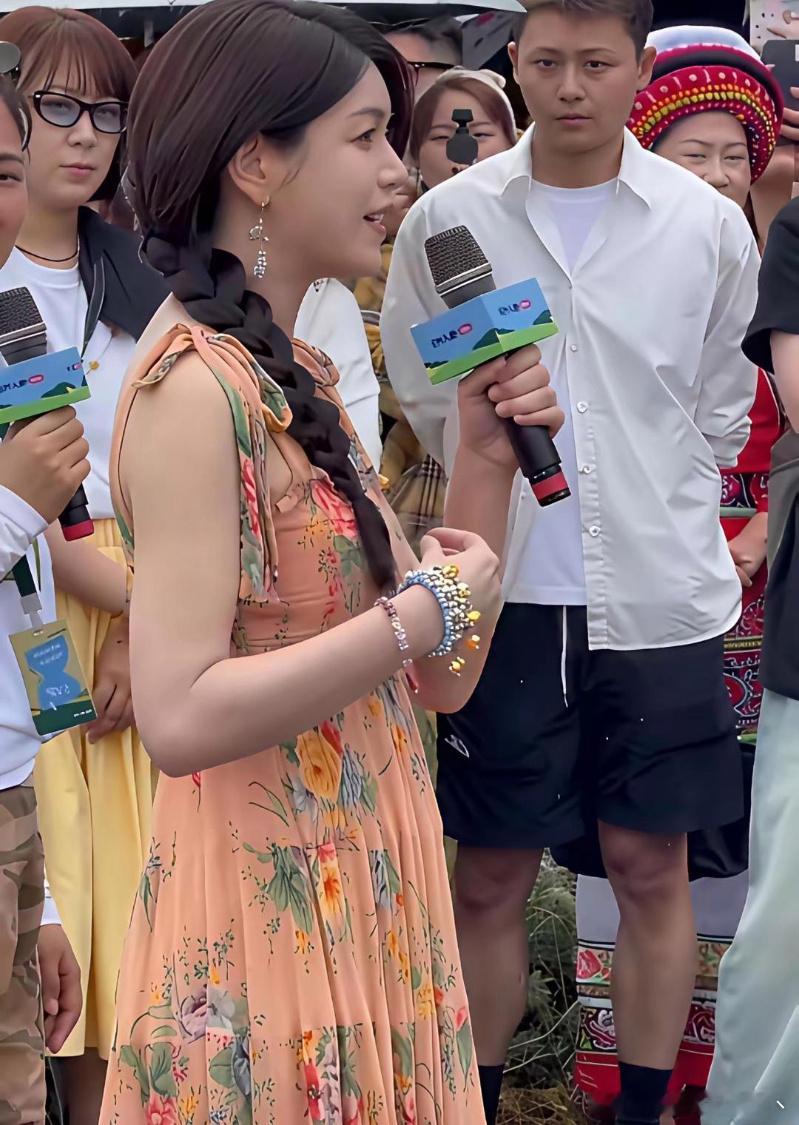 这假发也太不自然了吧，一看就知道是假的。