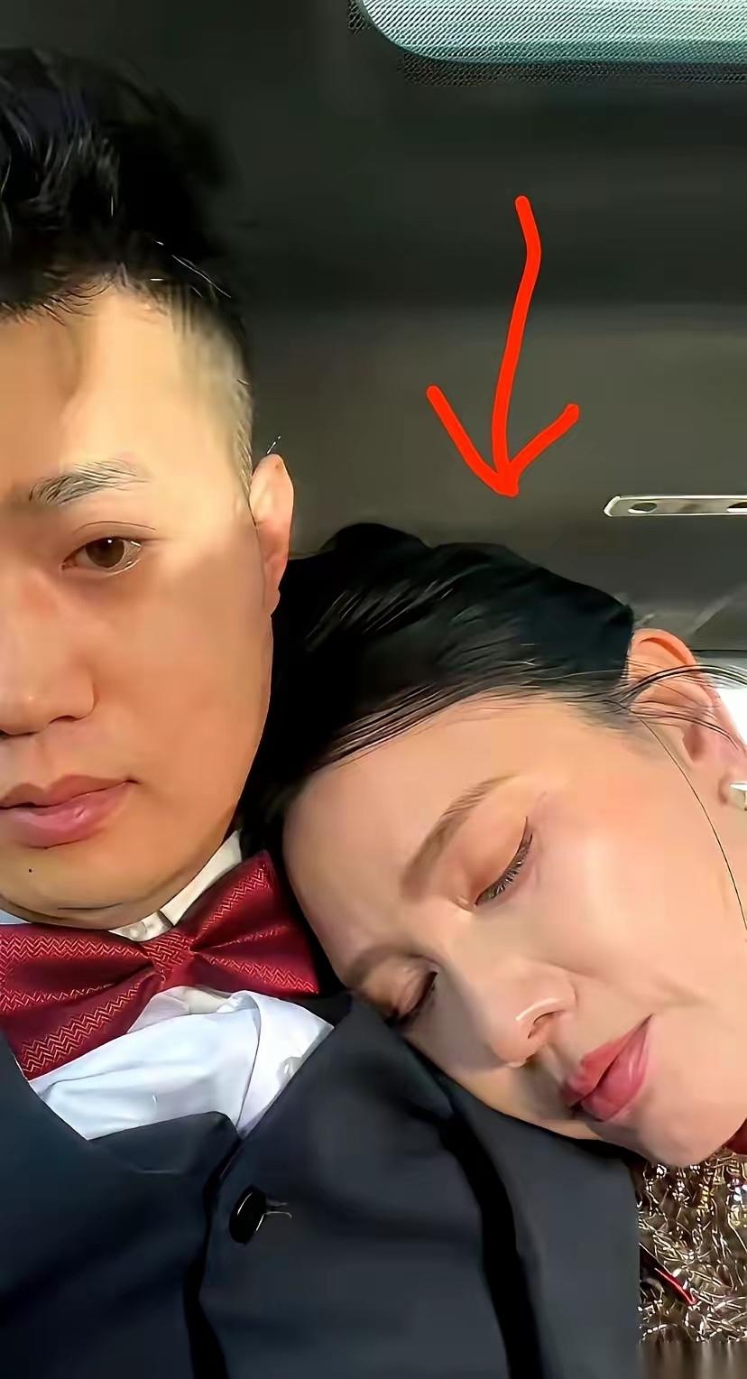 广东一场婚礼，照片刚传上网，底下评论就炸了。镜头里，新郎官32岁，西装穿得精神