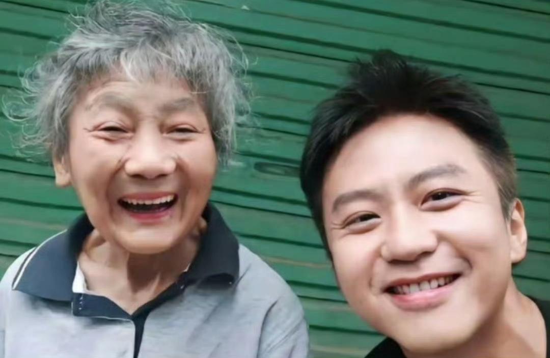 邓超又去买一毛钱老奶奶的凉菜了家人们，咱就是说现在明星的暖心操作都这么“接地气