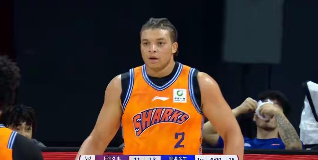 上海队最后时刻的打法不合理上海队客场挑战广厦队，最终比分90:97输掉