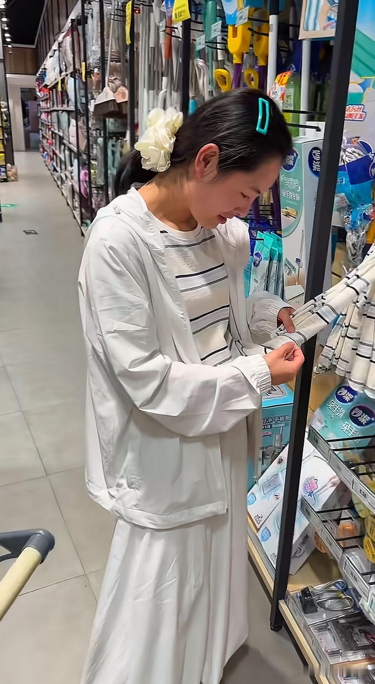 她发现超市的拖把和她的衣服一模一样[笑着哭]就连材质都一样[捂脸哭]