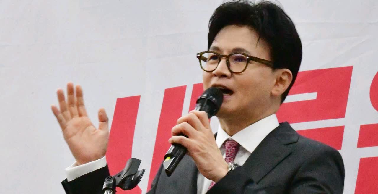 韩国媒体消息，前国民力量党代表韩东勋于30日祝贺张东赫当选该党新任代表，同时要求