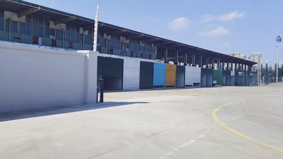 🔥昆明官渡闲置钢城变身水果跨境枢纽，果香漫全城。曾沉寂多年的官渡闲置物流城，如