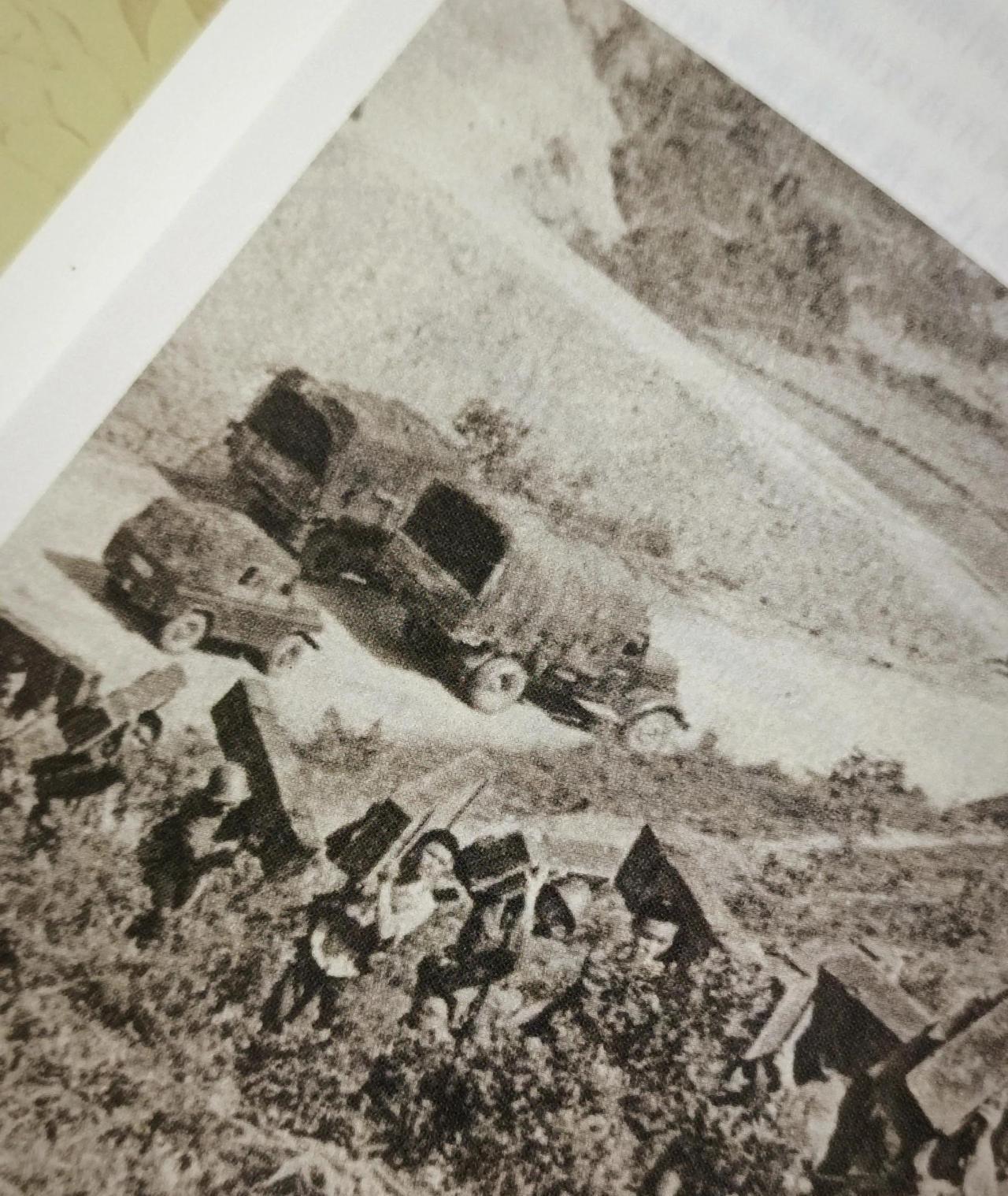 1979年对越自卫还击，我先头部队冲锋至一座河桥边时遭到越军的伏击，十几名战士中