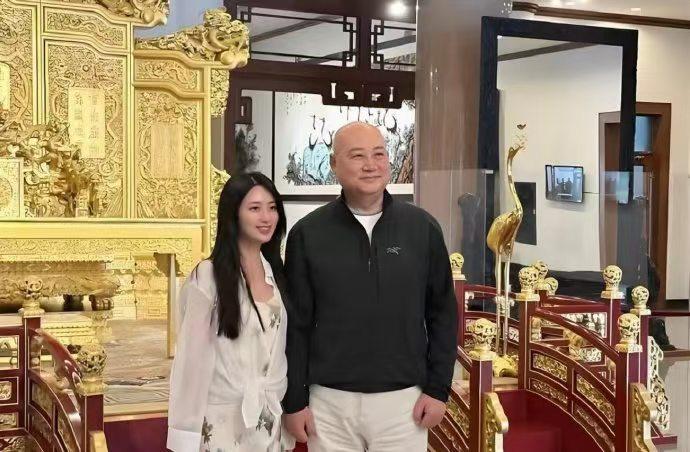 丧妻不足三个月，迟重瑞与妙龄女子同游，36年深情全是演戏？最近，迟重瑞与一名