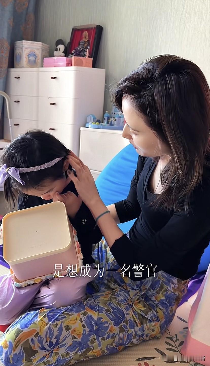 海哈金喜离婚后首次发与女儿日常，女儿夏夏已经三岁，长得越来越像李亚鹏，瘦瘦的，爱